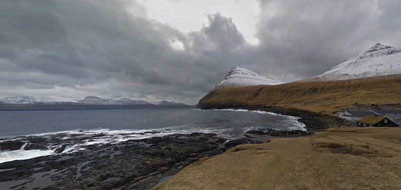 Existem muitos caminhos que são difíceis de passar quando se trata das Ilhas Faroe. Estive lá na Páscoa de 2016 e posso dizer que essas ilhas, localizadas entre a Noruega e a Islândia, são de uma geografia bem complicada. Foi pensando nisso que, no ano passado, surgiu uma petição pedido ao Google, que incluísse as ilhas no Street View do Google Maps. Afinal, se existe Street View nas Ilhas Galápagos e na Grande Barreira de Corais, porque que as Ilhas Faroe não podem ter esse mesmo privilégio? Para resolver esse problema, surgiu Sheep View 360.
