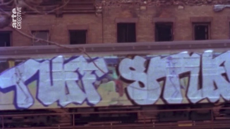 O graffiti moderno, esse que vemos nos dias de hoje assim que saímos de casa, surgiu de formas diferentes ao redor do mundo e tem uma história bem diferente dependendo de onde você quer olhar primeiro. No documentário The Rise Of Graffiti Writing, você vai poder acompanhar o nascimento do movimento do graffiti e suas raízes nos anos setenta e o crescimento e a popularização do estilo.