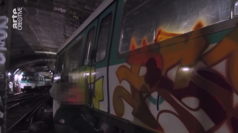 O graffiti moderno, esse que vemos nos dias de hoje assim que saímos de casa, surgiu de formas diferentes ao redor do mundo e tem uma história bem diferente dependendo de onde você quer olhar primeiro. No documentário The Rise Of Graffiti Writing, você vai poder acompanhar o nascimento do movimento do graffiti e suas raízes nos anos setenta e o crescimento e a popularização do estilo.