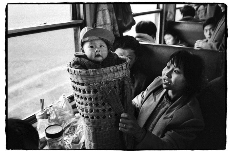 Wang Fuchun é um fotógrafo chinês cujo trabalho é bem curioso. Afinal, ele fotografa chineses no trem e acaba mostrando um mundo completamente novo, pelo menos para mim. E tudo começou quando ele trabalhava nos trens chineses e acabou migrando de profissão depois de passar décadas documentando inúmeros momentos únicos. De locomotivas a vapor passando por trens bala, as últimas décadas da história chinesa de trens pode ser vista nas fotografias de Wang Fuchun. 