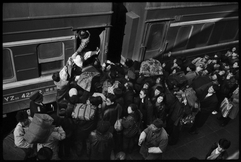 Wang Fuchun é um fotógrafo chinês cujo trabalho é bem curioso. Afinal, ele fotografa chineses no trem e acaba mostrando um mundo completamente novo, pelo menos para mim. E tudo começou quando ele trabalhava nos trens chineses e acabou migrando de profissão depois de passar décadas documentando inúmeros momentos únicos. De locomotivas a vapor passando por trens bala, as últimas décadas da história chinesa de trens pode ser vista nas fotografias de Wang Fuchun. 