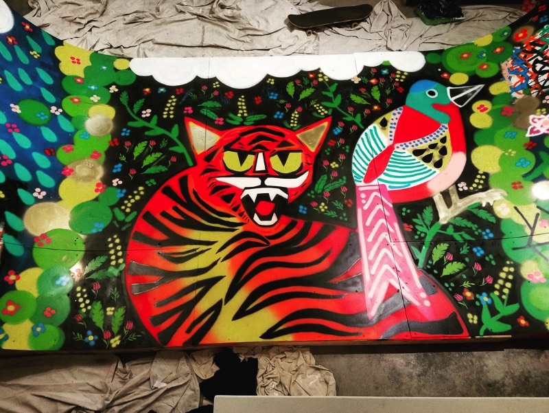 Piper Lewine é uma artista tão diversa e multi-facetada como a cidade que ela chama de casa, São Francisco. Seu trabalho é uma mistura de luzes e escuridão; honestidade e trapaça; e criação e destruição. Seu trabalho vive da dualidade e isso pode ter vindo direto do seu aprendizado auto-didata através das tags e da cultura de rua.