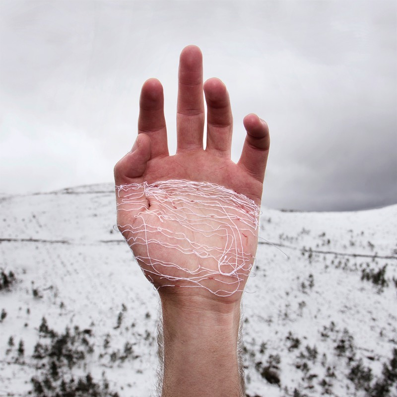 Usando da sua própria carne como tela e agulhas como ferramentas de trabalho, o artista David Cata abusa da sua própria pele para se expressar de forma criativa. É assim que ele cria as imagens que você pode ver aqui e que, muitas pessoa, podem considerar um pouco demais. Mas, arte é isso mesmo. Algumas pessoas não entendem mas, mesmo assim, precisa existir de uma forma ou de outra.