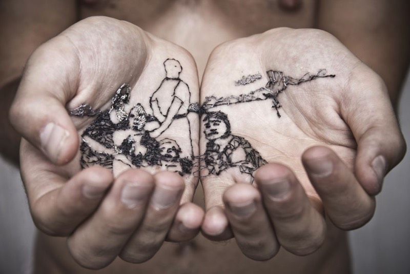 Usando da sua própria carne como tela e agulhas como ferramentas de trabalho, o artista David Cata abusa da sua própria pele para se expressar de forma criativa. É assim que ele cria as imagens que você pode ver aqui e que, muitas pessoa, podem considerar um pouco demais. Mas, arte é isso mesmo. Algumas pessoas não entendem mas, mesmo assim, precisa existir de uma forma ou de outra.