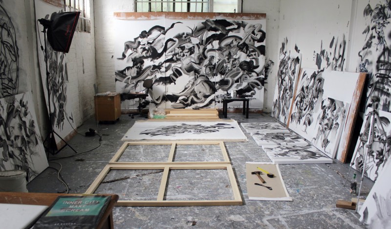 Tom French é um artista britânico famoso pelo poder visual e pela estética monocromática de suas pinturas que parecem tentar se conectar com nosso subconsciente. Digo isso porque as pinturas desse artista parecem querer fazer um discurso visual com o Dualismo, a corrente filosófica que afirma que a mente e o cérebro não são a mesma coisa. Essa filosofia enxerga o cérebro como o local do intelecto e a mente como o local da consciência. 