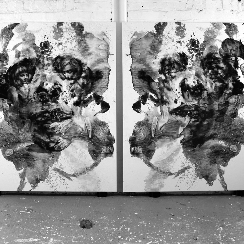 Tom French é um artista britânico famoso pelo poder visual e pela estética monocromática de suas pinturas que parecem tentar se conectar com nosso subconsciente. Digo isso porque as pinturas desse artista parecem querer fazer um discurso visual com o Dualismo, a corrente filosófica que afirma que a mente e o cérebro não são a mesma coisa. Essa filosofia enxerga o cérebro como o local do intelecto e a mente como o local da consciência. 