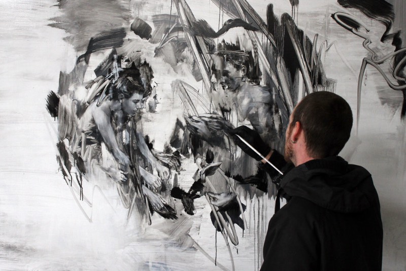 Tom French é um artista britânico famoso pelo poder visual e pela estética monocromática de suas pinturas que parecem tentar se conectar com nosso subconsciente. Digo isso porque as pinturas desse artista parecem querer fazer um discurso visual com o Dualismo, a corrente filosófica que afirma que a mente e o cérebro não são a mesma coisa. Essa filosofia enxerga o cérebro como o local do intelecto e a mente como o local da consciência. 
