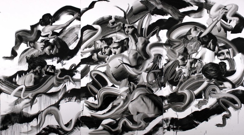 Tom French é um artista britânico famoso pelo poder visual e pela estética monocromática de suas pinturas que parecem tentar se conectar com nosso subconsciente. Digo isso porque as pinturas desse artista parecem querer fazer um discurso visual com o Dualismo, a corrente filosófica que afirma que a mente e o cérebro não são a mesma coisa. Essa filosofia enxerga o cérebro como o local do intelecto e a mente como o local da consciência. 