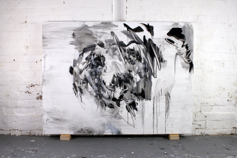 Tom French é um artista britânico famoso pelo poder visual e pela estética monocromática de suas pinturas que parecem tentar se conectar com nosso subconsciente. Digo isso porque as pinturas desse artista parecem querer fazer um discurso visual com o Dualismo, a corrente filosófica que afirma que a mente e o cérebro não são a mesma coisa. Essa filosofia enxerga o cérebro como o local do intelecto e a mente como o local da consciência. 