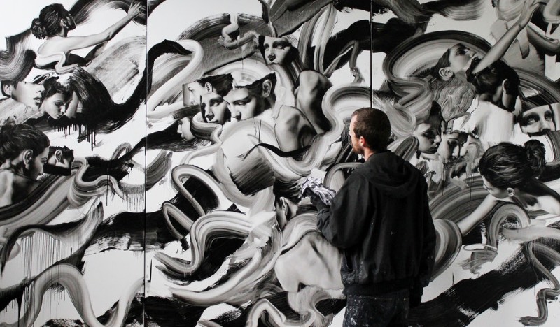 Tom French é um artista britânico famoso pelo poder visual e pela estética monocromática de suas pinturas que parecem tentar se conectar com nosso subconsciente. Digo isso porque as pinturas desse artista parecem querer fazer um discurso visual com o Dualismo, a corrente filosófica que afirma que a mente e o cérebro não são a mesma coisa. Essa filosofia enxerga o cérebro como o local do intelecto e a mente como o local da consciência. 