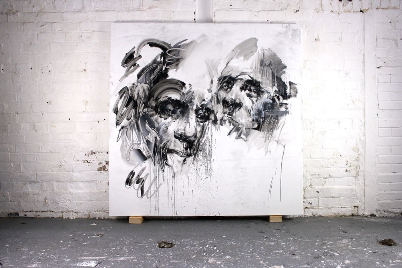 Tom French é um artista britânico famoso pelo poder visual e pela estética monocromática de suas pinturas que parecem tentar se conectar com nosso subconsciente. Digo isso porque as pinturas desse artista parecem querer fazer um discurso visual com o Dualismo, a corrente filosófica que afirma que a mente e o cérebro não são a mesma coisa. Essa filosofia enxerga o cérebro como o local do intelecto e a mente como o local da consciência. 
