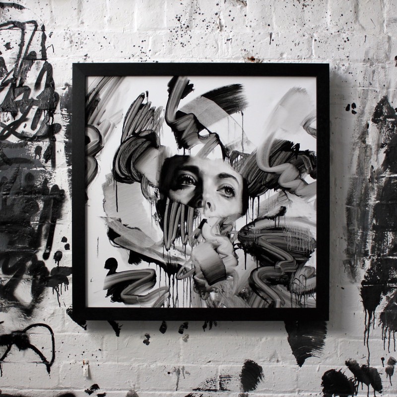 Tom French é um artista britânico famoso pelo poder visual e pela estética monocromática de suas pinturas que parecem tentar se conectar com nosso subconsciente. Digo isso porque as pinturas desse artista parecem querer fazer um discurso visual com o Dualismo, a corrente filosófica que afirma que a mente e o cérebro não são a mesma coisa. Essa filosofia enxerga o cérebro como o local do intelecto e a mente como o local da consciência. 