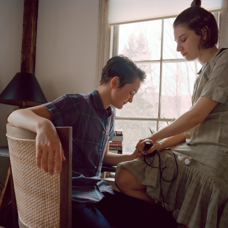Bookends é uma série de fotografias criada pela fotógrafa americana Phoebe Snyder. Nessa série de auto-retratos, você vai ver de forma íntima o relacionamento que a artista teve com uma outra mulher. As fotografias foram feitas através de três anos e mostram pequenos momentos do dia a dia do casal, como fragmentos de uma vida que pode ser compreendida apenas nesses pedaços. 