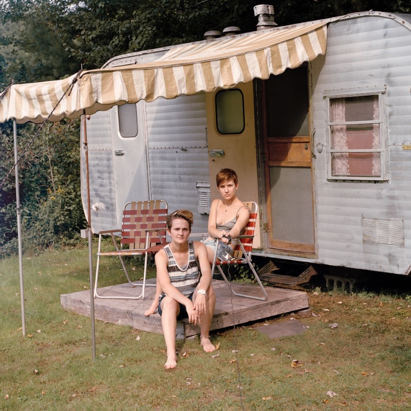 Bookends é uma série de fotografias criada pela fotógrafa americana Phoebe Snyder. Nessa série de auto-retratos, você vai ver de forma íntima o relacionamento que a artista teve com uma outra mulher. As fotografias foram feitas através de três anos e mostram pequenos momentos do dia a dia do casal, como fragmentos de uma vida que pode ser compreendida apenas nesses pedaços. 