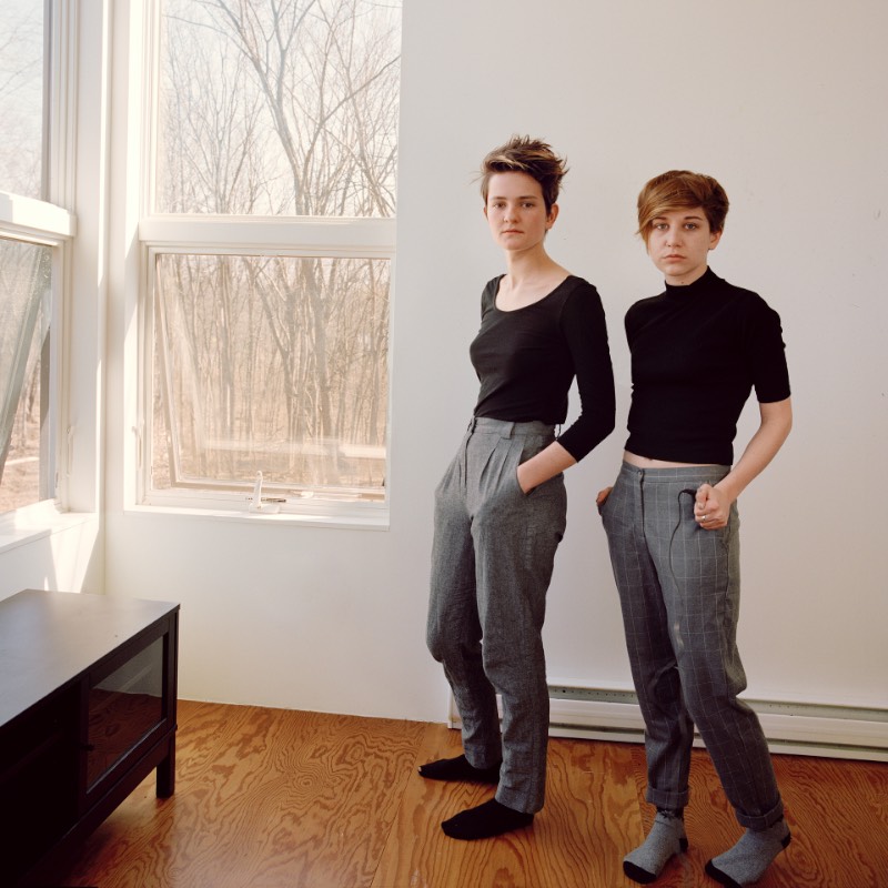Bookends é uma série de fotografias criada pela fotógrafa americana Phoebe Snyder. Nessa série de auto-retratos, você vai ver de forma íntima o relacionamento que a artista teve com uma outra mulher. As fotografias foram feitas através de três anos e mostram pequenos momentos do dia a dia do casal, como fragmentos de uma vida que pode ser compreendida apenas nesses pedaços. 