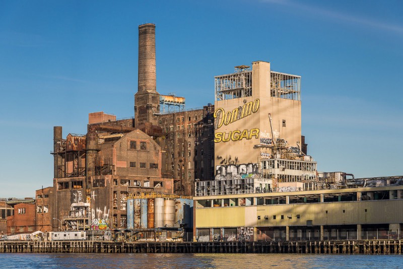 Paul Raphaelson, um fotógrafo e artista americano, documentou os últimos dias da antiga Domino Sugar Factory, uma fábrica de produção e refino de açúcar nas margens do East River no Brooklyn. Fábrica essa que foi abandonada em 2004 e demolida cerca de uma década depois. As fotografias que você vai poder ver logo abaixo foram feitas entre agosto e outubro de 2013, poucos meses antes da demolição do local que pretende transformar a região em algo especial.