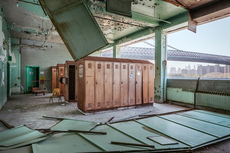 Paul Raphaelson, um fotógrafo e artista americano, documentou os últimos dias da antiga Domino Sugar Factory, uma fábrica de produção e refino de açúcar nas margens do East River no Brooklyn. Fábrica essa que foi abandonada em 2004 e demolida cerca de uma década depois. As fotografias que você vai poder ver logo abaixo foram feitas entre agosto e outubro de 2013, poucos meses antes da demolição do local que pretende transformar a região em algo especial.