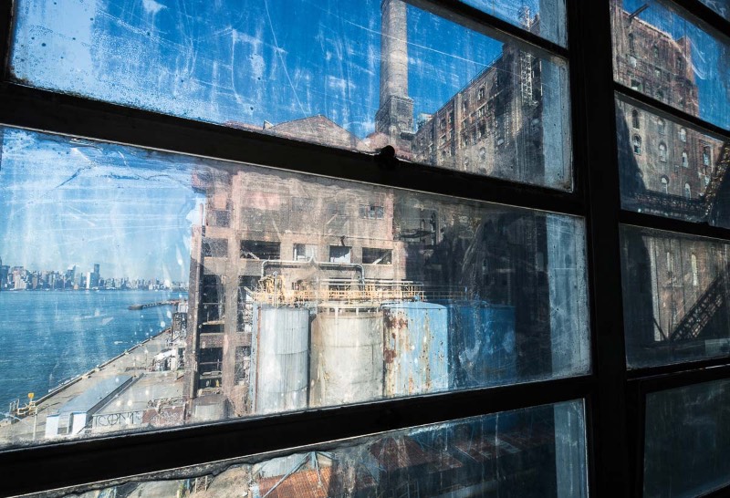 Paul Raphaelson, um fotógrafo e artista americano, documentou os últimos dias da antiga Domino Sugar Factory, uma fábrica de produção e refino de açúcar nas margens do East River no Brooklyn. Fábrica essa que foi abandonada em 2004 e demolida cerca de uma década depois. As fotografias que você vai poder ver logo abaixo foram feitas entre agosto e outubro de 2013, poucos meses antes da demolição do local que pretende transformar a região em algo especial.