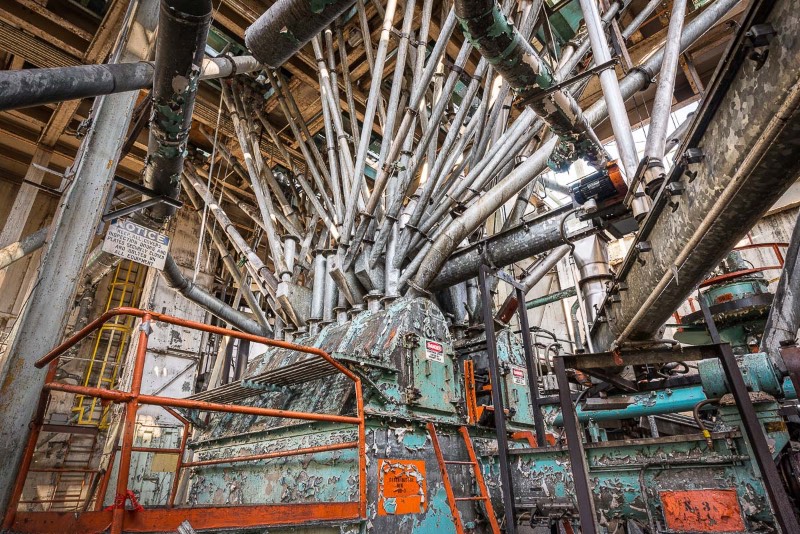 Paul Raphaelson, um fotógrafo e artista americano, documentou os últimos dias da antiga Domino Sugar Factory, uma fábrica de produção e refino de açúcar nas margens do East River no Brooklyn. Fábrica essa que foi abandonada em 2004 e demolida cerca de uma década depois. As fotografias que você vai poder ver logo abaixo foram feitas entre agosto e outubro de 2013, poucos meses antes da demolição do local que pretende transformar a região em algo especial.