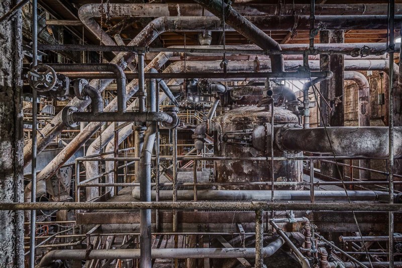 Paul Raphaelson, um fotógrafo e artista americano, documentou os últimos dias da antiga Domino Sugar Factory, uma fábrica de produção e refino de açúcar nas margens do East River no Brooklyn. Fábrica essa que foi abandonada em 2004 e demolida cerca de uma década depois. As fotografias que você vai poder ver logo abaixo foram feitas entre agosto e outubro de 2013, poucos meses antes da demolição do local que pretende transformar a região em algo especial.