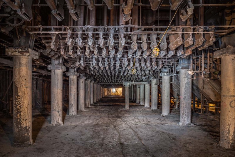 Paul Raphaelson, um fotógrafo e artista americano, documentou os últimos dias da antiga Domino Sugar Factory, uma fábrica de produção e refino de açúcar nas margens do East River no Brooklyn. Fábrica essa que foi abandonada em 2004 e demolida cerca de uma década depois. As fotografias que você vai poder ver logo abaixo foram feitas entre agosto e outubro de 2013, poucos meses antes da demolição do local que pretende transformar a região em algo especial.