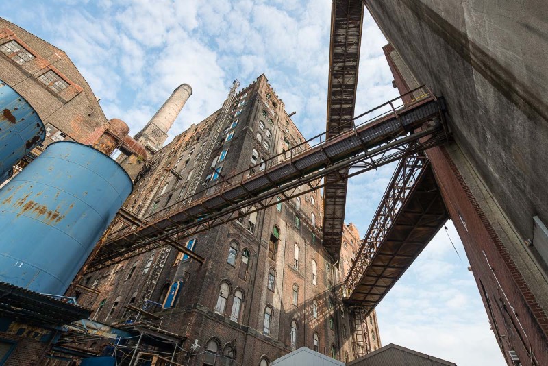Paul Raphaelson, um fotógrafo e artista americano, documentou os últimos dias da antiga Domino Sugar Factory, uma fábrica de produção e refino de açúcar nas margens do East River no Brooklyn. Fábrica essa que foi abandonada em 2004 e demolida cerca de uma década depois. As fotografias que você vai poder ver logo abaixo foram feitas entre agosto e outubro de 2013, poucos meses antes da demolição do local que pretende transformar a região em algo especial.