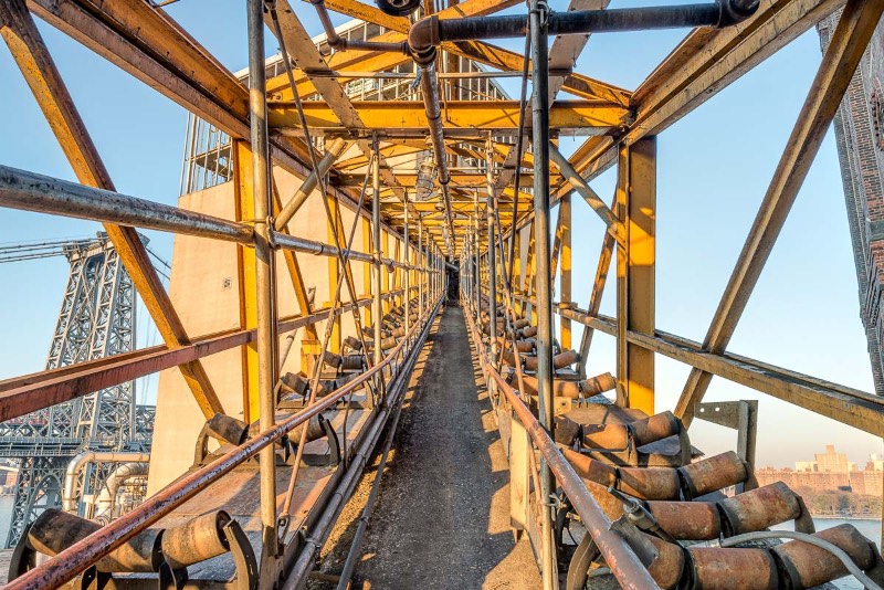 Paul Raphaelson, um fotógrafo e artista americano, documentou os últimos dias da antiga Domino Sugar Factory, uma fábrica de produção e refino de açúcar nas margens do East River no Brooklyn. Fábrica essa que foi abandonada em 2004 e demolida cerca de uma década depois. As fotografias que você vai poder ver logo abaixo foram feitas entre agosto e outubro de 2013, poucos meses antes da demolição do local que pretende transformar a região em algo especial.