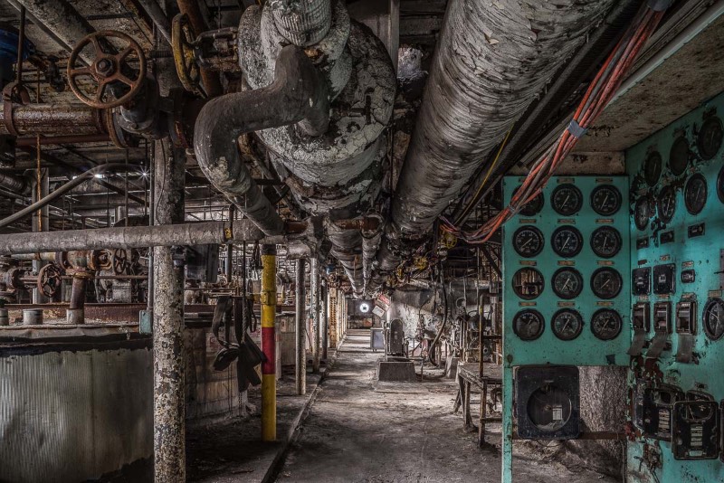 Paul Raphaelson, um fotógrafo e artista americano, documentou os últimos dias da antiga Domino Sugar Factory, uma fábrica de produção e refino de açúcar nas margens do East River no Brooklyn. Fábrica essa que foi abandonada em 2004 e demolida cerca de uma década depois. As fotografias que você vai poder ver logo abaixo foram feitas entre agosto e outubro de 2013, poucos meses antes da demolição do local que pretende transformar a região em algo especial.
