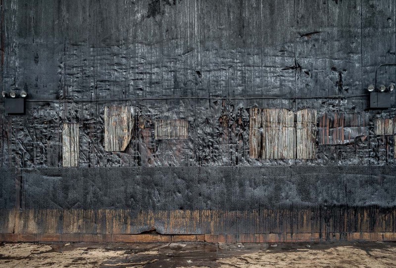 Paul Raphaelson, um fotógrafo e artista americano, documentou os últimos dias da antiga Domino Sugar Factory, uma fábrica de produção e refino de açúcar nas margens do East River no Brooklyn. Fábrica essa que foi abandonada em 2004 e demolida cerca de uma década depois. As fotografias que você vai poder ver logo abaixo foram feitas entre agosto e outubro de 2013, poucos meses antes da demolição do local que pretende transformar a região em algo especial.