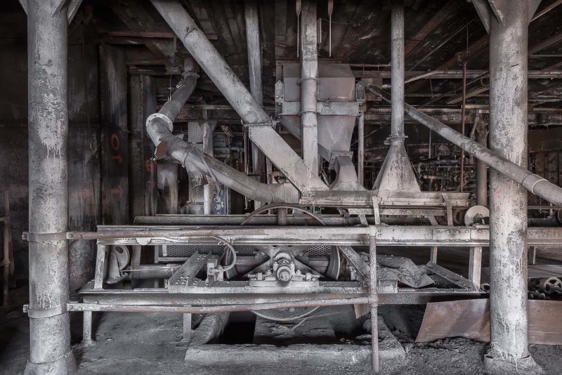 Paul Raphaelson, um fotógrafo e artista americano, documentou os últimos dias da antiga Domino Sugar Factory, uma fábrica de produção e refino de açúcar nas margens do East River no Brooklyn. Fábrica essa que foi abandonada em 2004 e demolida cerca de uma década depois. As fotografias que você vai poder ver logo abaixo foram feitas entre agosto e outubro de 2013, poucos meses antes da demolição do local que pretende transformar a região em algo especial.