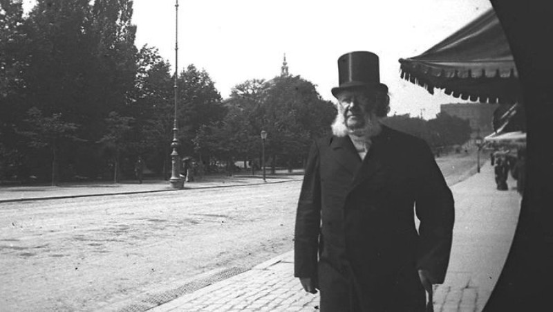 Carl Størmer nasceu em 1872 e, quando tinha seus 19 anos, seu hobby era bem peculiar para a época. Ele costumava andar pela Oslo de 1890 com uma câmera escondida na sua jaqueta e fotografava tudo que estava vendo de forma secreta. Foi assim que ele acabou retratando as pessoas que andavam pelas ruas da capital da Noruega de um jeito quase espontâneo, algo completamente diferente do estilo fotográfico que pode ser observado na época.