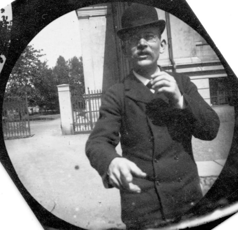 Carl Størmer nasceu em 1872 e, quando tinha seus 19 anos, seu hobby era bem peculiar para a época. Ele costumava andar pela Oslo de 1890 com uma câmera escondida na sua jaqueta e fotografava tudo que estava vendo de forma secreta. Foi assim que ele acabou retratando as pessoas que andavam pelas ruas da capital da Noruega de um jeito quase espontâneo, algo completamente diferente do estilo fotográfico que pode ser observado na época. 