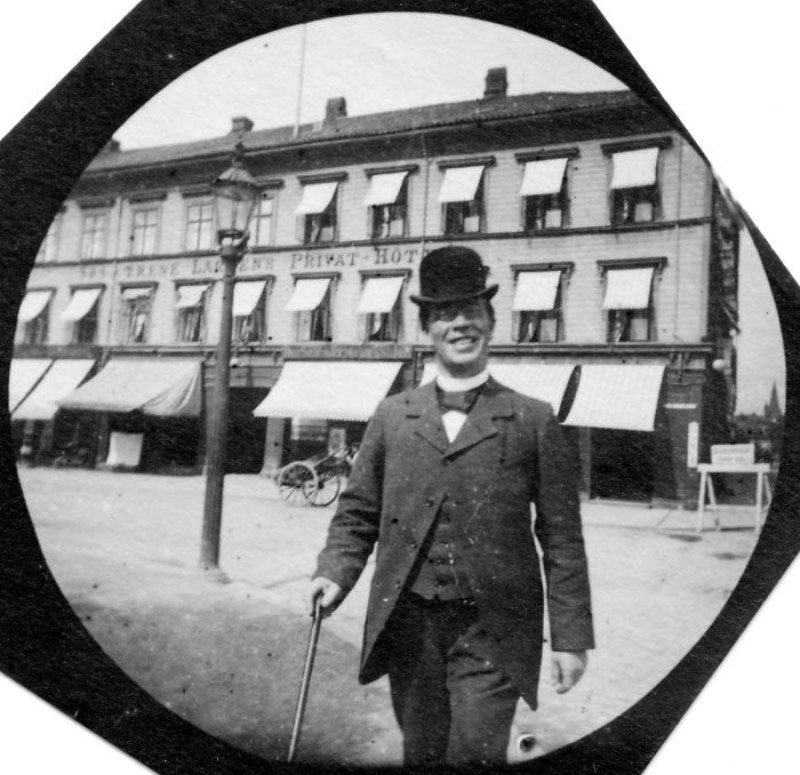 Carl Størmer nasceu em 1872 e, quando tinha seus 19 anos, seu hobby era bem peculiar para a época. Ele costumava andar pela Oslo de 1890 com uma câmera escondida na sua jaqueta e fotografava tudo que estava vendo de forma secreta. Foi assim que ele acabou retratando as pessoas que andavam pelas ruas da capital da Noruega de um jeito quase espontâneo, algo completamente diferente do estilo fotográfico que pode ser observado na época. 