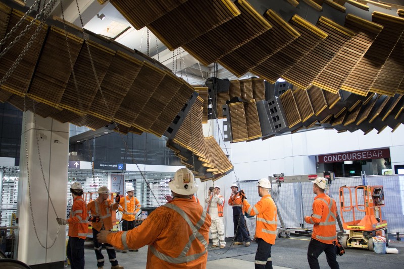 Quando prédios antigos são demolidos, um grande número de materiais acaba sendo jogado fora. Alguns desses materiais, aquele com um visual mais ornamental, acabam sendo preservados de alguma forma. Mas o que fazer com aqueles materiais e objetos que acabam sendo mais funcionais? Foi pensando nisso que o artista australiano Chris Fox criou o Interloop.