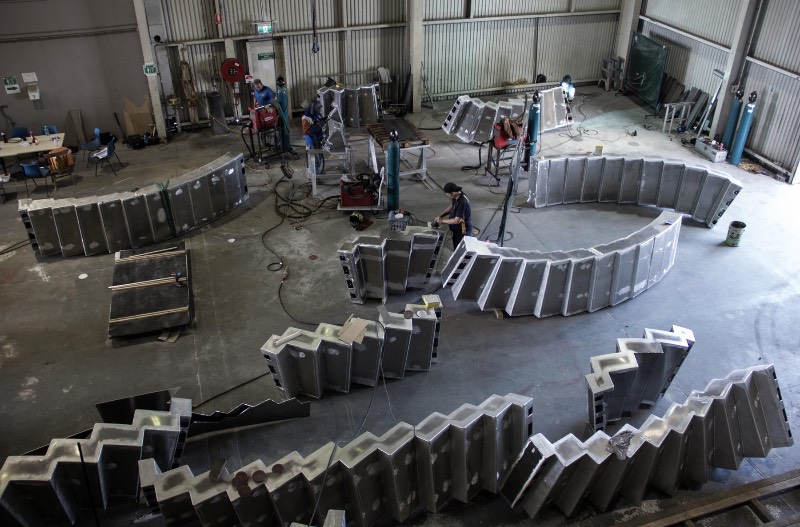 Quando prédios antigos são demolidos, um grande número de materiais acaba sendo jogado fora. Alguns desses materiais, aquele com um visual mais ornamental, acabam sendo preservados de alguma forma. Mas o que fazer com aqueles materiais e objetos que acabam sendo mais funcionais? Foi pensando nisso que o artista australiano Chris Fox criou o Interloop.