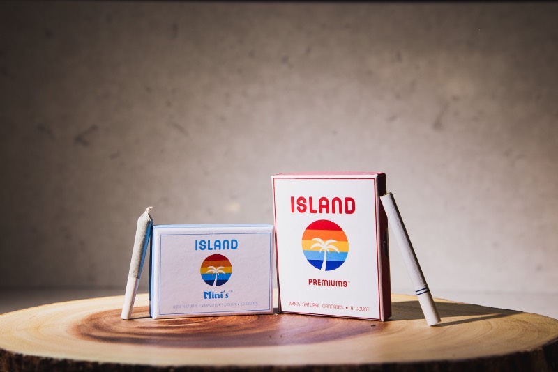 Existe alguma coisa no na simplicidade e na estética da identidade visual da Island que me leva direto para os filmes que já vi sobre a Costa Oeste Norte Americana. Essa marca de cigarros de maconha resolveu adotar tudo que você já pensou sobre a Califórnia como elemento visual e fez isso com primores. 