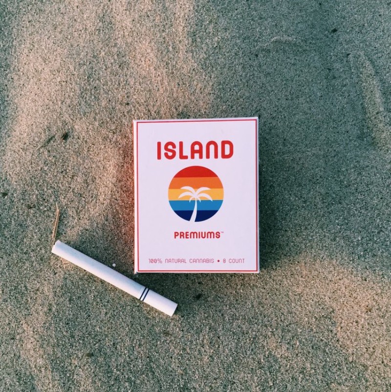 Existe alguma coisa no na simplicidade e na estética da identidade visual da Island que me leva direto para os filmes que já vi sobre a Costa Oeste Norte Americana. Essa marca de cigarros de maconha resolveu adotar tudo que você já pensou sobre a Califórnia como elemento visual e fez isso com primores. 
