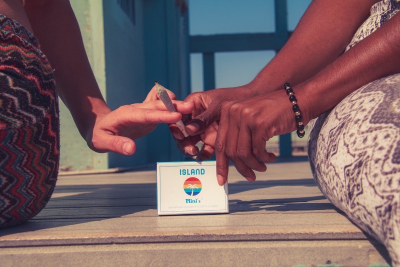 Existe alguma coisa no na simplicidade e na estética da identidade visual da Island que me leva direto para os filmes que já vi sobre a Costa Oeste Norte Americana. Essa marca de cigarros de maconha resolveu adotar tudo que você já pensou sobre a Califórnia como elemento visual e fez isso com primores. 