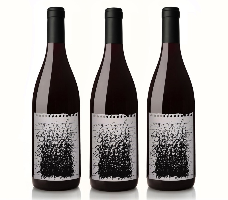 Novaolo é o nome de uma pequena safra de vinhos produzidos com as melhores uvas Pinot Noir que a Costa de Sonoma consegue produzir. Ou seja, um dos possíveis grandes vinhos dos Estados Unidos. Mas o que me chamou a atenção aqui não foi o vinho, já que não sou dos maiores conhecedores e fãs dessa bebida. O que capturou meu olhar aqui foi o estilo único da embalagem dessa marca. Algo que não é muito comum quando se trata de vinhos.