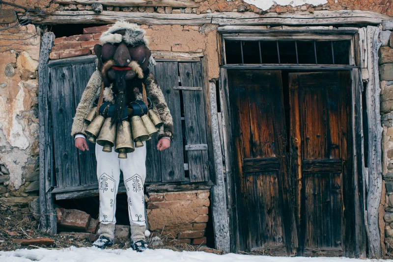 Quando o fotógrafo Aron Klein foi trabalhar em um festival de música nas Montanhas Rhodope, entre a Grécia e a Bulgária, ele não esperava que fosse se apaixonar pelo folclore local. Mas foi isso que acabou acontecendo enquanto ele percorria os pequenos vilarejos deste canto da Europa que muitas pessoas nem sabem que existe. Foi lá que ele se deparou com o Kukeri e você pode ver algumas de suas fotos logo abaixo. 