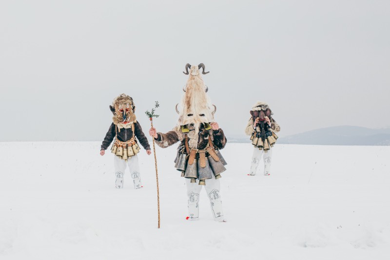 Quando o fotógrafo Aron Klein foi trabalhar em um festival de música nas Montanhas Rhodope, entre a Grécia e a Bulgária, ele não esperava que fosse se apaixonar pelo folclore local. Mas foi isso que acabou acontecendo enquanto ele percorria os pequenos vilarejos deste canto da Europa que muitas pessoas nem sabem que existe. Foi lá que ele se deparou com o Kukeri e você pode ver algumas de suas fotos logo abaixo. 