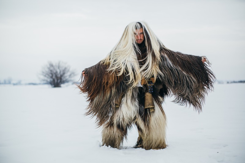 Quando o fotógrafo Aron Klein foi trabalhar em um festival de música nas Montanhas Rhodope, entre a Grécia e a Bulgária, ele não esperava que fosse se apaixonar pelo folclore local. Mas foi isso que acabou acontecendo enquanto ele percorria os pequenos vilarejos deste canto da Europa que muitas pessoas nem sabem que existe. Foi lá que ele se deparou com o Kukeri e você pode ver algumas de suas fotos logo abaixo. 