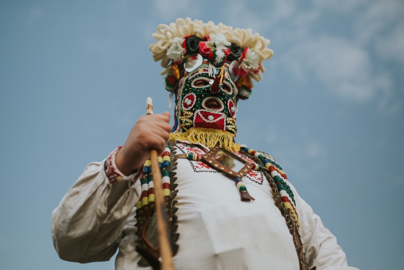 Quando o fotógrafo Aron Klein foi trabalhar em um festival de música nas Montanhas Rhodope, entre a Grécia e a Bulgária, ele não esperava que fosse se apaixonar pelo folclore local. Mas foi isso que acabou acontecendo enquanto ele percorria os pequenos vilarejos deste canto da Europa que muitas pessoas nem sabem que existe. Foi lá que ele se deparou com o Kukeri e você pode ver algumas de suas fotos logo abaixo. 