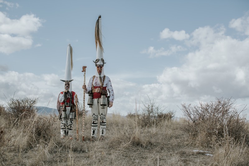 Quando o fotógrafo Aron Klein foi trabalhar em um festival de música nas Montanhas Rhodope, entre a Grécia e a Bulgária, ele não esperava que fosse se apaixonar pelo folclore local. Mas foi isso que acabou acontecendo enquanto ele percorria os pequenos vilarejos deste canto da Europa que muitas pessoas nem sabem que existe. Foi lá que ele se deparou com o Kukeri e você pode ver algumas de suas fotos logo abaixo. 