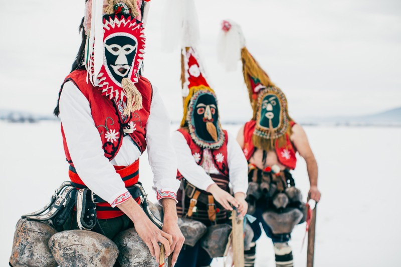 Quando o fotógrafo Aron Klein foi trabalhar em um festival de música nas Montanhas Rhodope, entre a Grécia e a Bulgária, ele não esperava que fosse se apaixonar pelo folclore local. Mas foi isso que acabou acontecendo enquanto ele percorria os pequenos vilarejos deste canto da Europa que muitas pessoas nem sabem que existe. Foi lá que ele se deparou com o Kukeri e você pode ver algumas de suas fotos logo abaixo. 