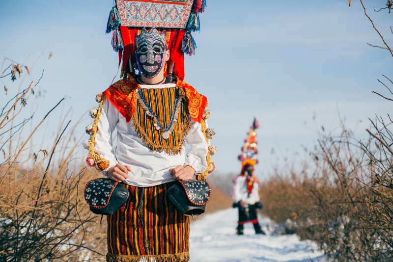 Quando o fotógrafo Aron Klein foi trabalhar em um festival de música nas Montanhas Rhodope, entre a Grécia e a Bulgária, ele não esperava que fosse se apaixonar pelo folclore local. Mas foi isso que acabou acontecendo enquanto ele percorria os pequenos vilarejos deste canto da Europa que muitas pessoas nem sabem que existe. Foi lá que ele se deparou com o Kukeri e você pode ver algumas de suas fotos logo abaixo. 