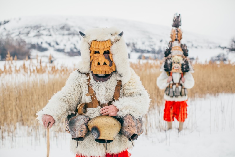 Quando o fotógrafo Aron Klein foi trabalhar em um festival de música nas Montanhas Rhodope, entre a Grécia e a Bulgária, ele não esperava que fosse se apaixonar pelo folclore local. Mas foi isso que acabou acontecendo enquanto ele percorria os pequenos vilarejos deste canto da Europa que muitas pessoas nem sabem que existe. Foi lá que ele se deparou com o Kukeri e você pode ver algumas de suas fotos logo abaixo. 