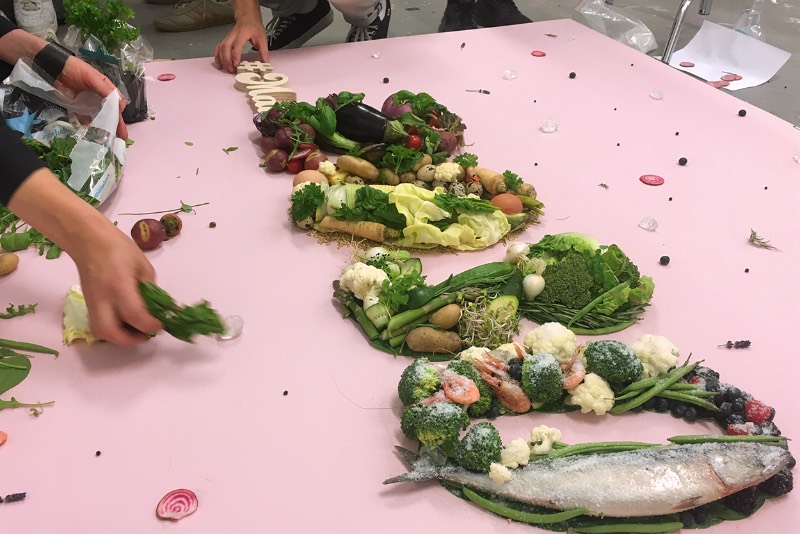 Axfood é um dos maiores supermercados da Suécia e a visão dessa marca é a de se transformar na líder de mercado quando se trata de alimentos de qualidade e de forma sustentável. Para colocar essa ideia em prática, o pessoal da Snask criou a campanha #Mat2030 que pode ser traduzida, de forma livre, como Comida 2030. 