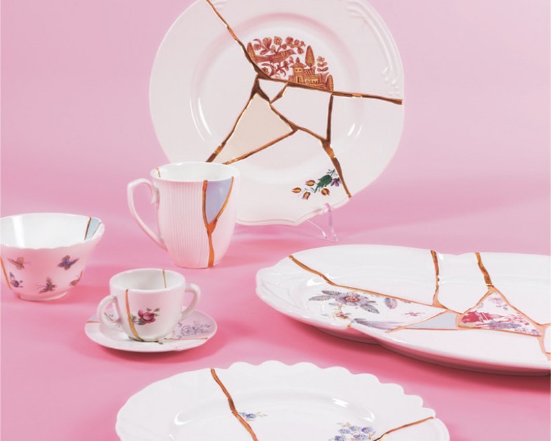 No mundo de hoje, onde tudo é muito rápido e voltado para um consumo quase descartável, se alguma coisa quebra, você pega os pedaços e joga tudo fora. O Kintsugi é exatamente o oposto disso e já existe há vários anos. Essa tradição japonesa usa de pedaços de ouro para restaurar louças quebradas e as transforma em algo mai valioso através desses reparos. A ideia aqui é permitir que a beleza da imperfeição seja vista e, ao mesmo tempo, honrar a história de um objeto. Foi isso que o designer italiano Marcantonio tinha em mente quando começou a trabalhar na sua coleção Kintsugi para a marca Seletti.