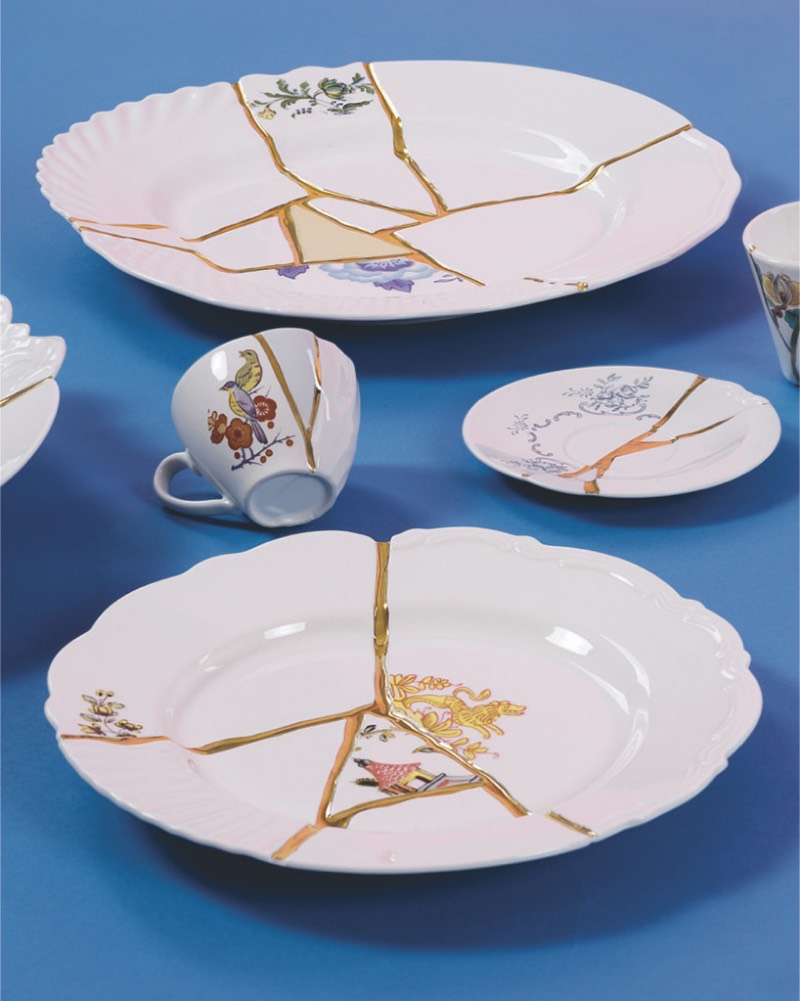 No mundo de hoje, onde tudo é muito rápido e voltado para um consumo quase descartável, se alguma coisa quebra, você pega os pedaços e joga tudo fora. O Kintsugi é exatamente o oposto disso e já existe há vários anos. Essa tradição japonesa usa de pedaços de ouro para restaurar louças quebradas e as transforma em algo mai valioso através desses reparos. A ideia aqui é permitir que a beleza da imperfeição seja vista e, ao mesmo tempo, honrar a história de um objeto. Foi isso que o designer italiano Marcantonio tinha em mente quando começou a trabalhar na sua coleção Kintsugi para a marca Seletti.